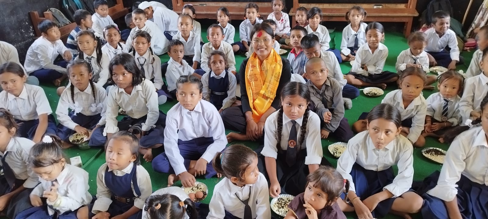 रामेछापका राम रानाद्वारा जन्मदिनमा रुद्रपुर मा.वि.का बिधार्थीहरुलाई खाजा र शैक्षिक सामग्री